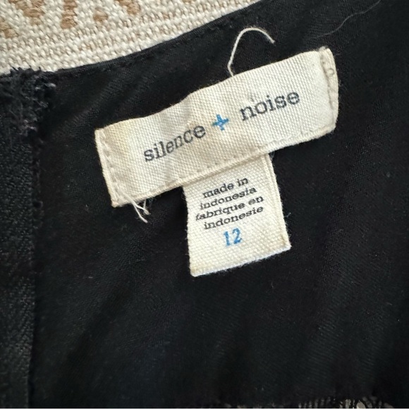 Silence + Noise Black Sleeveless and Lace Dress - Picture 2 of 7